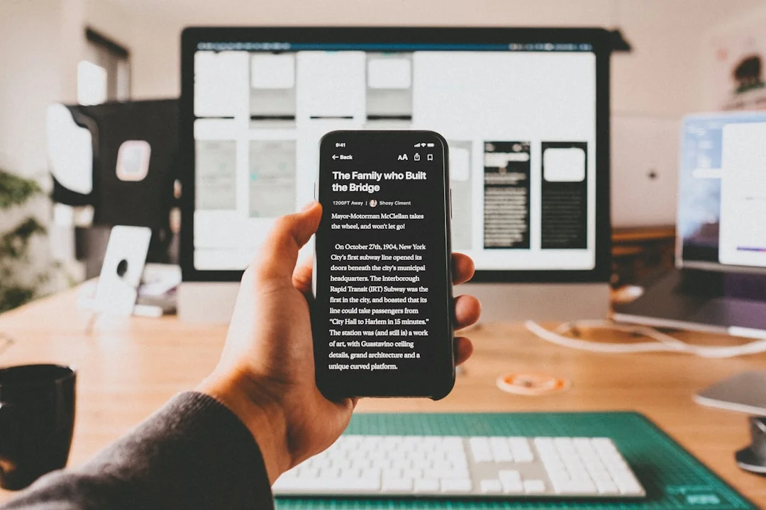 Un espace de travail épuré et moderne avec une lightbox affichant #TREND et un écran d’ordinateur présentant une solution de social wall.